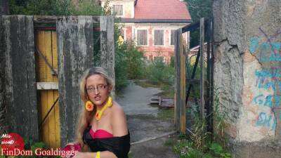 Blowing Balloons Near Old Manor In Big Eye Glasses - Sex Movies Featuring Findom Goaldigger on freereelz.com