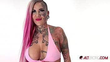 Evilyn Ink gets lubed up and rides the tremor on freereelz.com