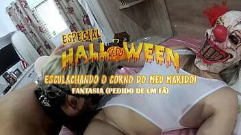 Marido Corno sendo humilhado pela esposa fantasiada de palhaço. Especial de Halloween. on freereelz.com