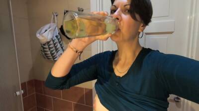 Girlfriend Drinks Her Own Pee From Bottle on freereelz.com