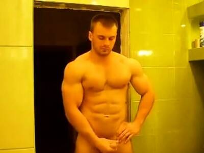 RUSSIAN BODYBUILDER STRIP AND CUM - Russia on freereelz.com