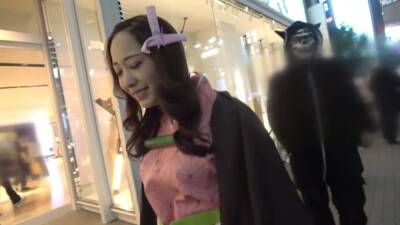 渋谷ハロウィンに現れた鬼滅コスの美少女をナンパGET - Japan on freereelz.com