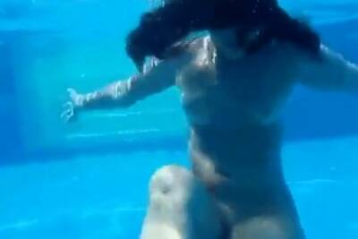 Curvy pawg strips and shakes her big booty underwater on freereelz.com