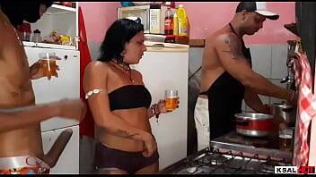 Em quanto Mike Hot estar na Cozinha fazendo comida, a puta da Danny Hot estar sendo fodida firme pelo dotado e faz ela gozar muito - Brazil on freereelz.com