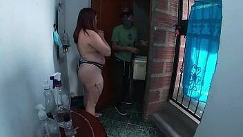 Repartidor afortunado se folla a una puta madura de culo grande cuando llega a su casa a vender comidas rapidas on freereelz.com