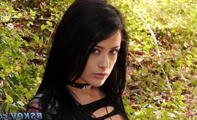 Gothic teenager sucks on freereelz.com