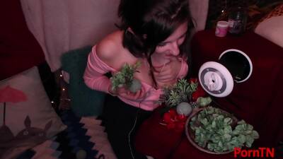 Aftynrose Asmr - Making A Mistletoe And Kissing Underneath It on freereelz.com