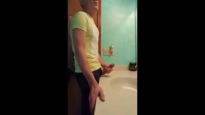 Straight hunk with fat dick jerks off in bathroom on freereelz.com