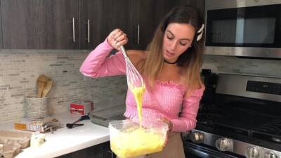 Miss Bell Asmr - Baking A Cake - 10 May 2021 on freereelz.com