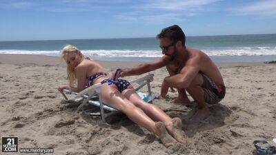 Sexy nude blonde gets intimate by the beach in quite the action on freereelz.com