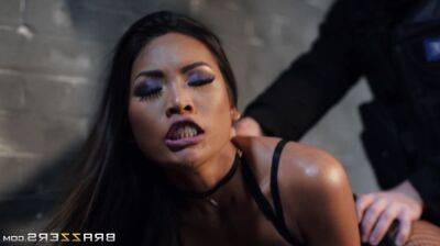 Asian beauty in fishnet tights gets properly fucked in the prison cell - Britain on freereelz.com