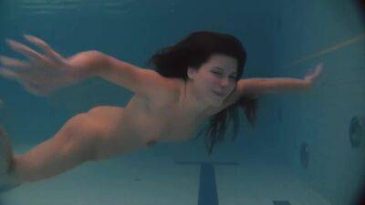 Babes swim and get naked underwater - Big ass - Russia on freereelz.com