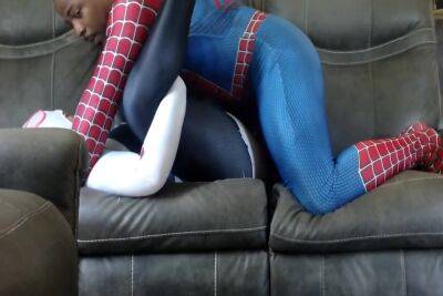 Spidey Man Pounds Gwen Gwen Pussy On Living Room Couch 14 Min With Gwen Stacy on freereelz.com