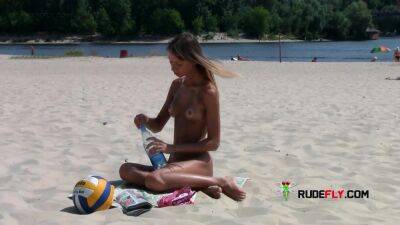 Voyeur catches multiple young nudist babes on a hidden camera on freereelz.com