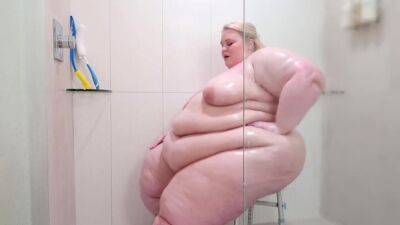 Ssbbw Showering Her Folds And Curves on freereelz.com