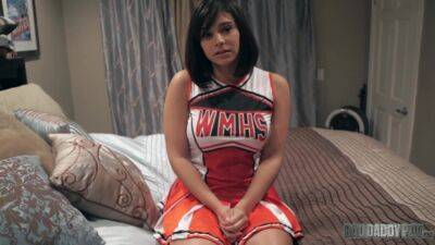 Cheerleader filmed smashing a lot of inches in her tiny holes on freereelz.com