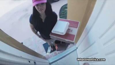 Pizza delivery chick makes some extra for cash on freereelz.com