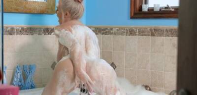 Room Stepsons Fucking His Big Tits Blonde Stepmom In The Shower on freereelz.com