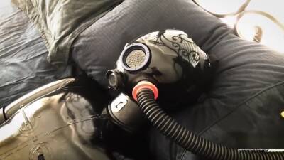 Latex Gasmask Breathplay on freereelz.com