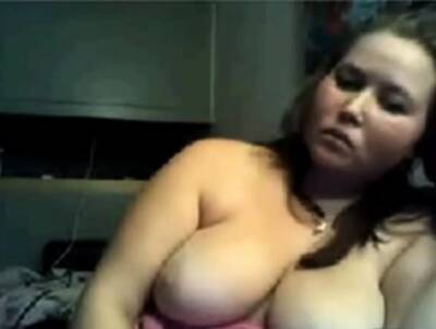 Chubby chick showing her tits on webcam on freereelz.com