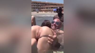 Dude Just Getting Blowed In The Ocean on freereelz.com