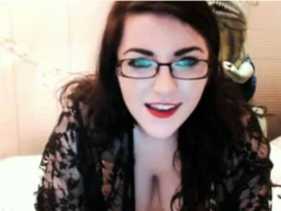 Pale skin chick webcam 2 on freereelz.com