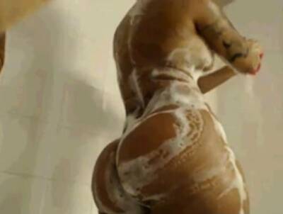 Big Booty Girl In The Shower on freereelz.com