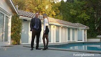 Real estate agent Natalia Starr wants to sell a house on freereelz.com