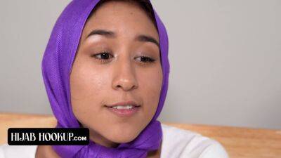 Horny Perv Peeps On Beauty Babe In Hijab Vanessa Vox on freereelz.com