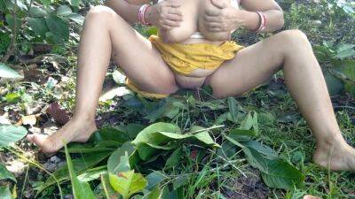 Indian Whore Outdoor Risky Public Sex In Field With Her Costumer - India on freereelz.com