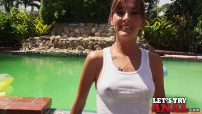 Hottie in Wet T-Shirt on freereelz.com