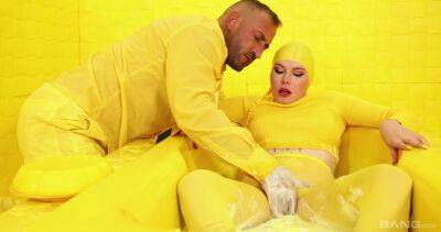 Yellow kinks in smashing latex fetish for a pretty slutty MILF on freereelz.com