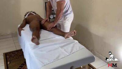 Masseur films hidden hot black woman during massage on freereelz.com