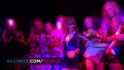 Amateurs in a swinger club - France on freereelz.com