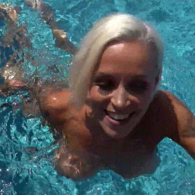 Notgeile Blonde Freundin besorgt es mir Outdoor am Pool - Germany on freereelz.com