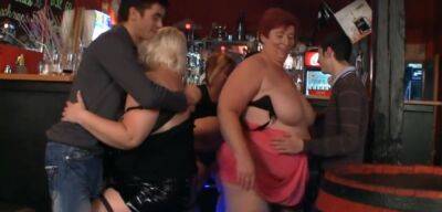 Hot Bbw Party In The Bar on freereelz.com