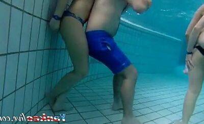 Girsl underwater at pool amateur on freereelz.com