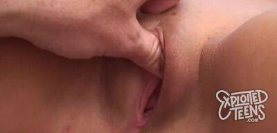 Shaved Cunt Close-up XXX With Brunette Amateur Teen And Shaved Pussy on freereelz.com