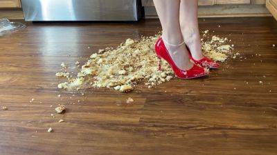 Cake Crush With Bare Feet And Heels 1080p 30fps H264 128kbi on freereelz.com