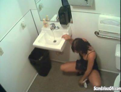 Piss fetish office whore peeing in the pot on freereelz.com