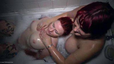 Mollie & Boobarella's Bath on freereelz.com