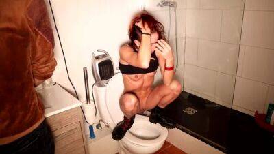 She can't wait for the toilette while they are in a party on freereelz.com