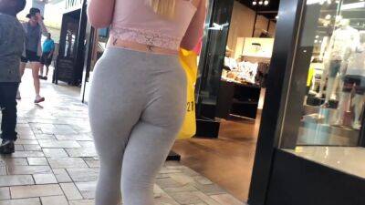 Sexy Blonde bubble in tight leggings on freereelz.com