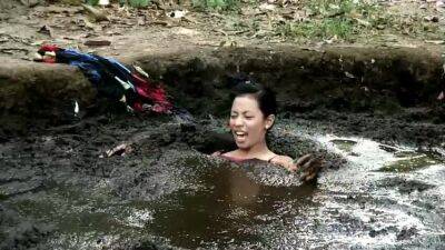 Chelle, Exploring a Bog - Philippines on freereelz.com