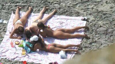 Peeping Naturist Beach.40 on freereelz.com