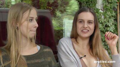 Heiße Österreicherin und heißes bayrisches Madl vergnügen sich vor Kamera - young busty lesbian babes makeout - Germany on freereelz.com