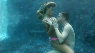 Full-breasted Girl Screwed Underwater on freereelz.com