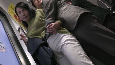 Japanese Milf gets it in the train - Japan on freereelz.com