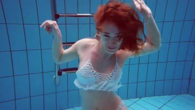 Underwater Hottest Babe Zelenkina Swims on freereelz.com