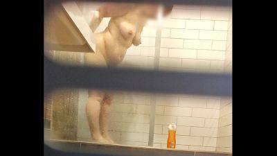 Chubby pussy farting MILF in a hostel shower on freereelz.com